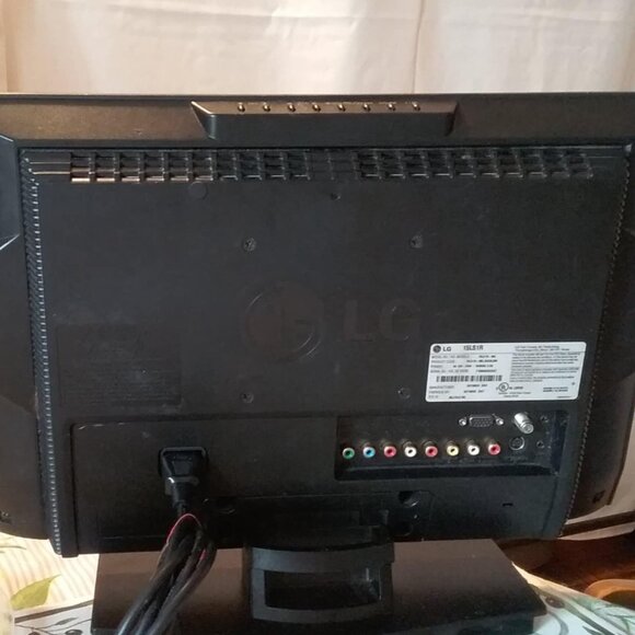 LG 15 inch 15LS1R LCD TV - Picture 2 of 2